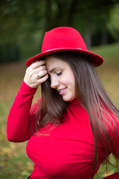 Sorridente Giovane Donna Europea Bianca Ritratto Rosso — Foto Stock