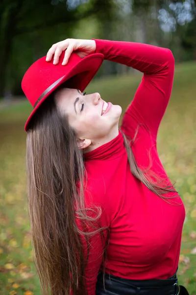Mujer Europea Joven Blanca Rojo Sosteniendo Sombrero Otoño — Foto de Stock