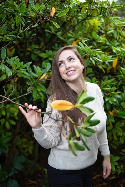 Vit Europeisk Kvinna Vit Tröja Med Träd Bakom Håller Gren — Stockfoto