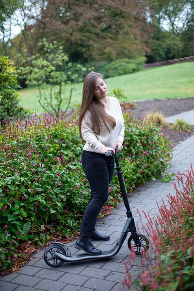 Mulher Europeia Branca Suéter Branco Parque Uma Scooter — Fotografia de Stock