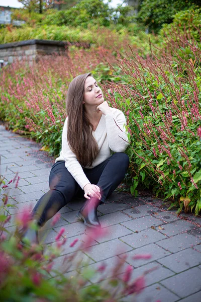 Όνειρο Λευκό Ευρωπαϊκή Γυναίκα Λευκό Πουλόβερ Στο Πάρκο Κάθεται Πόδια — Φωτογραφία Αρχείου