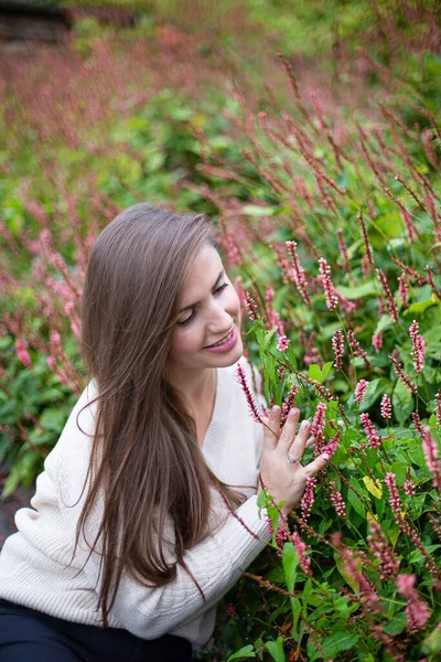 Leende Vit Europeisk Kvinna Vit Tröja Nära Blommor — Stockfoto