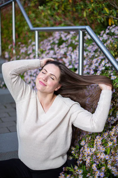 Sorridente Donna Bianca Europea Maglione Con Fiori Dietro Occhi Chiusi — Foto Stock