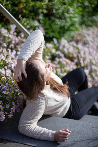 Biała Europejka Swetrze Pobliżu Kwiatów Schodach — Zdjęcie stockowe