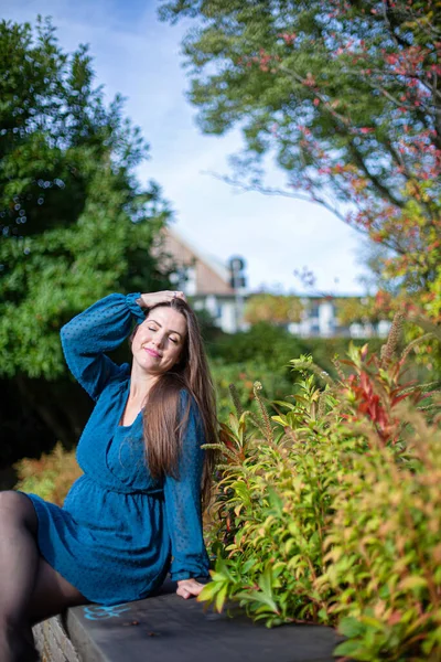 梦想着秋天公园里穿着浅蓝色衣服的欧洲裔白人女子 — 图库照片