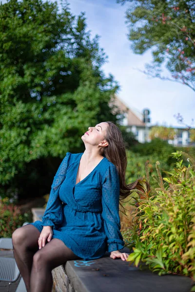 Relajante Mujer Europea Joven Blanca Parque Otoño Vestido Azul Brillante — Foto de Stock