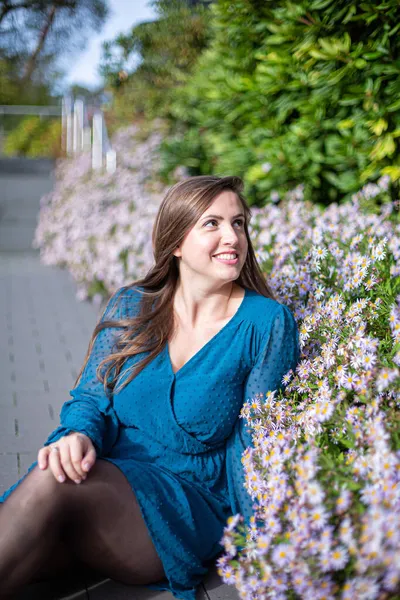 Sonriente Joven Europea Blanca Cerca Las Flores Parque — Foto de Stock