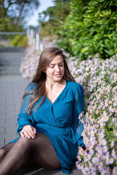 Mujer Europea Joven Sentada Blanca Cerca Las Flores Vestido Azul — Foto de Stock