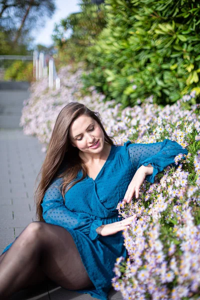 Mujer Europea Joven Blanca Cerca Flores Vestido Azul Brillante — Foto de Stock