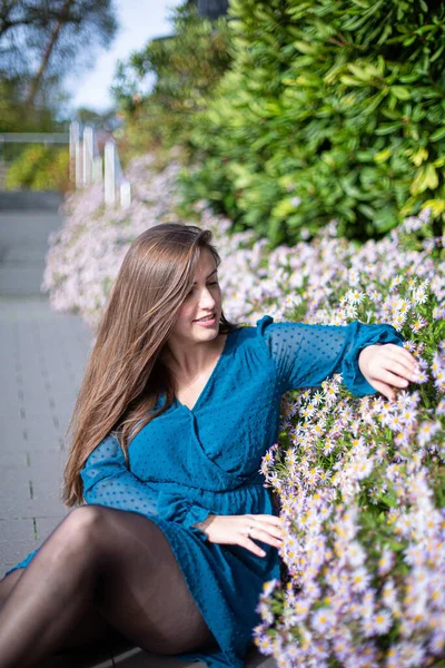 Λευκή Νεαρή Ευρωπαία Γυναίκα Κοντά Λουλούδια Φωτεινό Μπλε Φόρεμα — Φωτογραφία Αρχείου