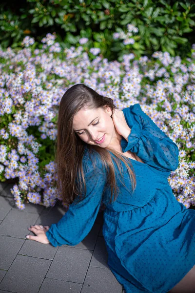 Mujer Europea Joven Blanca Cerca Flores Azul Brillante — Foto de Stock