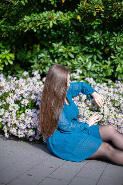 Sentado Branco Jovem Mulher Europeia Perto Flores Azul Brilhante — Fotografia de Stock