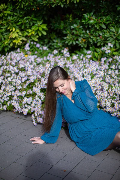Λευκή Νεαρή Ευρωπαία Γυναίκα Λουλούδια Πίσω Κάθεται Στο Δρόμο Στο — Φωτογραφία Αρχείου