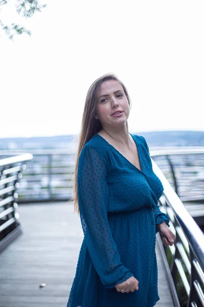 Känslomässig Vit Ung Europeisk Kvinna Klarblå Klänning — Stockfoto