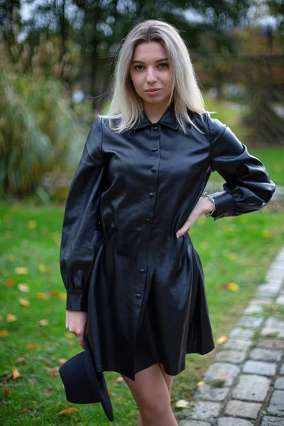 Mujer Joven Rubia Vestido Otoño Negro Parque —  Fotos de Stock