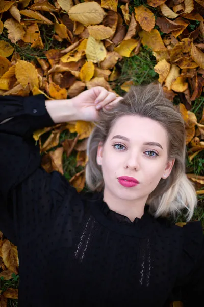 Молодая Европейская Белая Женщина Портретом Блондинки Осенней Листве — стоковое фото
