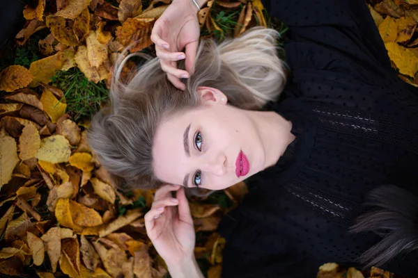 穿着黑色毛衣肖像的年轻的欧洲白人妇女 秋天的树叶 — 图库照片