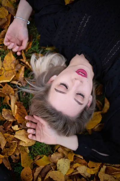 Młody Europejski Biały Dziewczyna Blondynka Włosy Portret Jesienią Liści — Zdjęcie stockowe