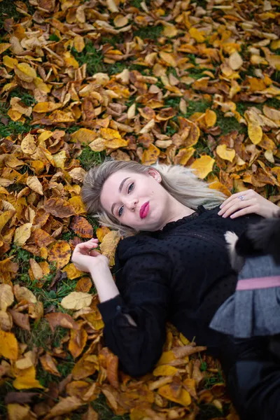 Leżąca Europejska Biała Kobieta Blond Włosami Żółtych Liściach — Zdjęcie stockowe