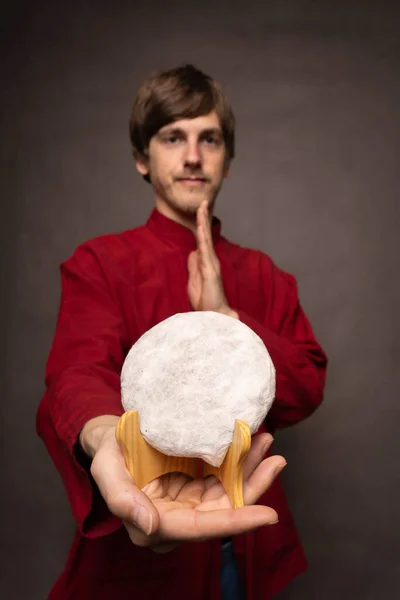 Young Handsome Tall Slim White Man Brown Hair Calmly Presenting — Stock Photo, Image