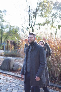 Romantik beyaz Avrupalı kadın ve erkek. Siyah saçlı, arkasında sazlıklar var.