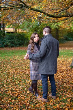 Sonbahar ormanlarında beyaz Avrupalı kadın ve erkekleri kucaklamak