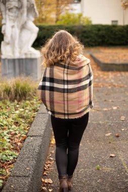 Sonbaharda yürüyen kahverengi saçlı genç Avrupalı beyaz kadın.