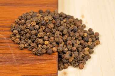 Bir sürü baharatlı karabiber kahverengi tahtada sade ahşap üzerinde