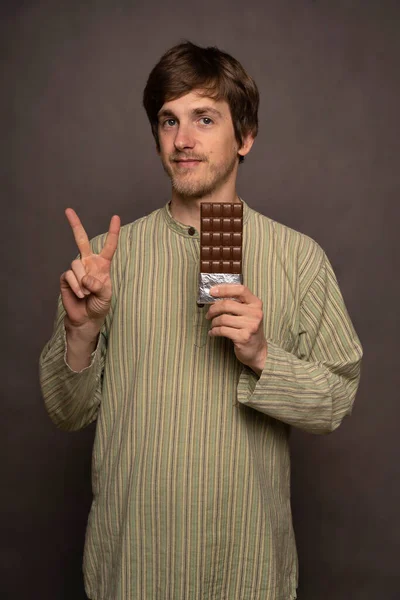 Young Handsome Tall Slim White Man Brown Hair Holding Chocolate — 图库照片