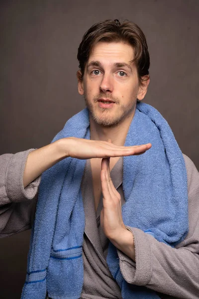 Homem Branco Magro Alto Bonito Novo Com Cabelo Marrom Que — Fotografia de Stock