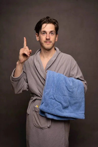 Young Handsome Tall Slim White Man Brown Hair Holding Towel — Stockfoto