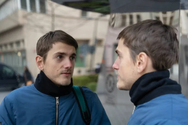 Joven Hombre Blanco Guapo Con Pelo Castaño Chaqueta Azul Mira —  Fotos de Stock