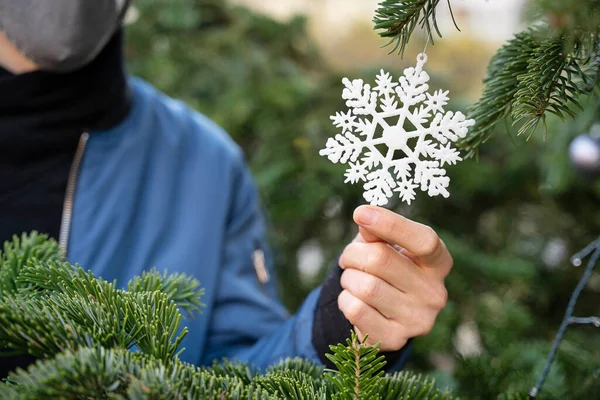 Homem Branco Jaqueta Azul Está Segurando Natal Decoração Floco Neve — Fotografia de Stock
