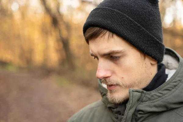 Joven Hombre Blanco Guapo Con Pelo Castaño Chaqueta Verde Oscuro —  Fotos de Stock