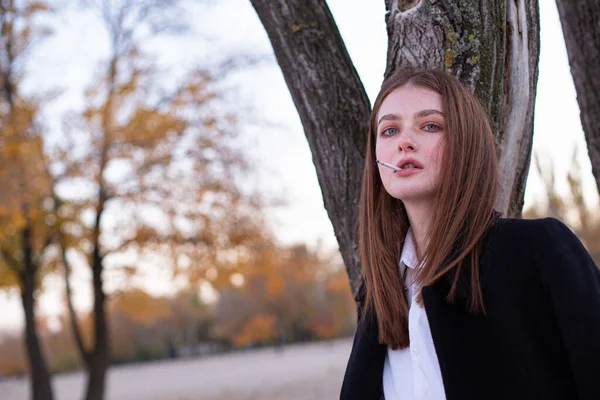 Fumer Long Cheveux Raides Femme Européenne Blanche Manteau Sombre Près — Photo