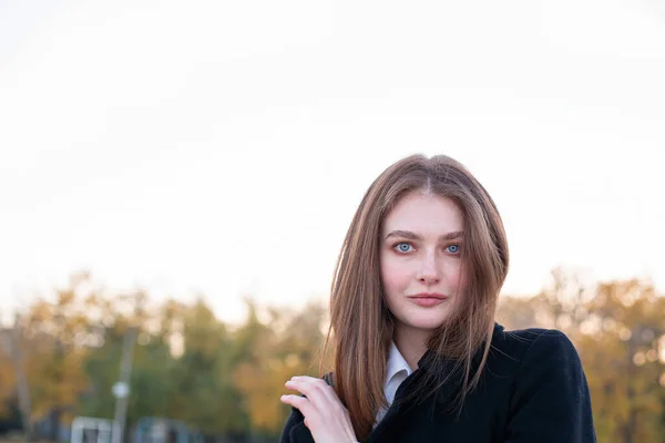 Portrait Une Femme Souriante Aux Longs Cheveux Raides Blanche Européenne — Photo