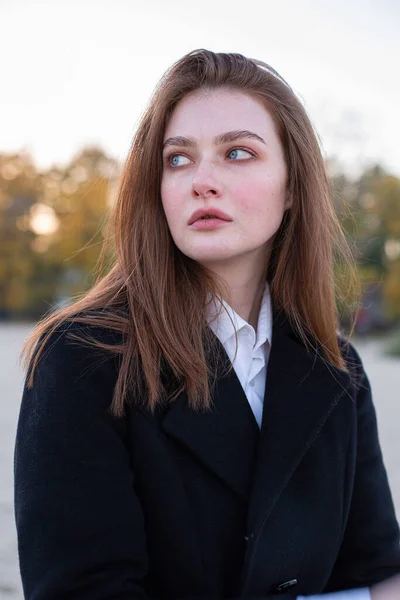 Portrait Une Jolie Femme Européenne Blanche Aux Cheveux Longs Droits — Photo