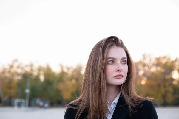 Portrait Une Jolie Femme Européenne Blanche Aux Cheveux Longs Droits — Photo