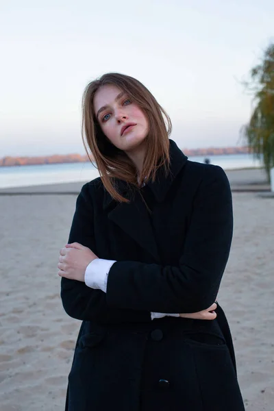 Longue Femme Droite Européenne Blanche Manteau Foncé Automne Sur Plage — Photo