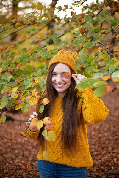 Smiling White Young European Woman Yellow Sweater Trees Autumn Park — Stockfoto