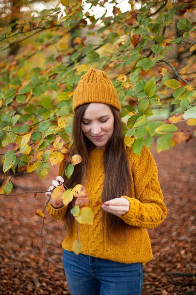 Glimlachende Blanke Jonge Europese Vrouw Gele Trui Met Bomen Achter — Stockfoto