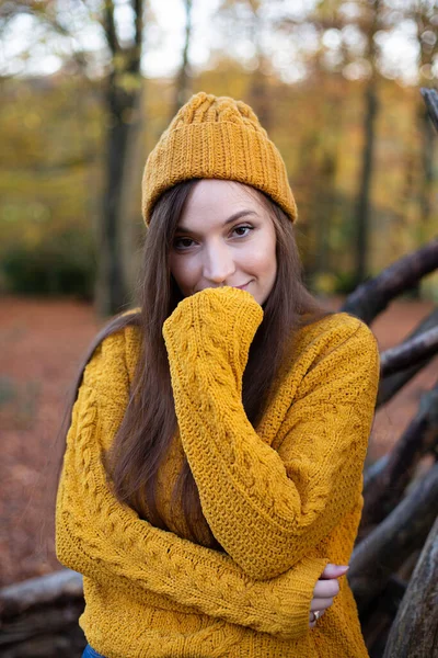 Giovane Donna Bianca Europea Maglione Giallo Ritratto Nel Parco Autunnale — Foto Stock