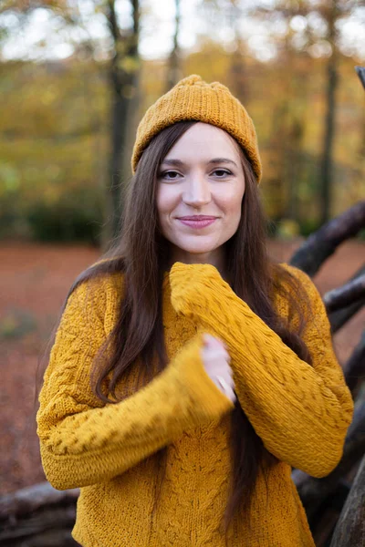 White Young European Woman Yellow Sweater Portrait Autumn Park — Stock Photo, Image