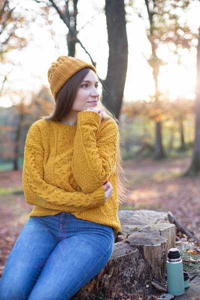 Холодна Молода Європея Біла Жінка Жовтому Светрі Сонячному Осінньому Лісі — стокове фото