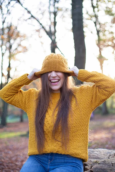 Ridendo Bianco Giovane Donna Europea Maglione Giallo Soleggiata Foresta Autunnale — Foto Stock