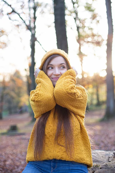 Giovane Donna Bianca Europea Maglione Giallo Nella Soleggiata Foresta Autunnale — Foto Stock