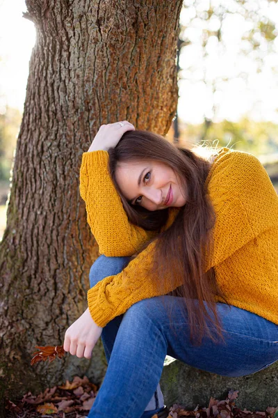 Sorridente Giovane Donna Europea Bianca Maglione Giallo Nella Soleggiata Foresta — Foto Stock