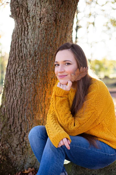Χαμογελώντας Ευρωπαϊκή Λευκή Γυναίκα Κίτρινο Πουλόβερ Ηλιόλουστο Δάσος Του Φθινοπώρου — Φωτογραφία Αρχείου