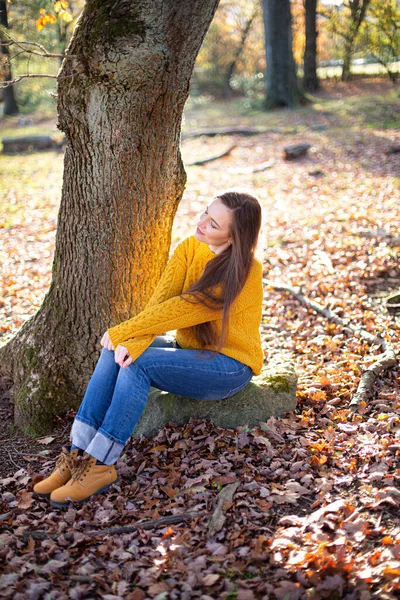 Biała Młoda Europejka Żółtym Swetrze Słonecznym Jesiennym Lesie — Zdjęcie stockowe