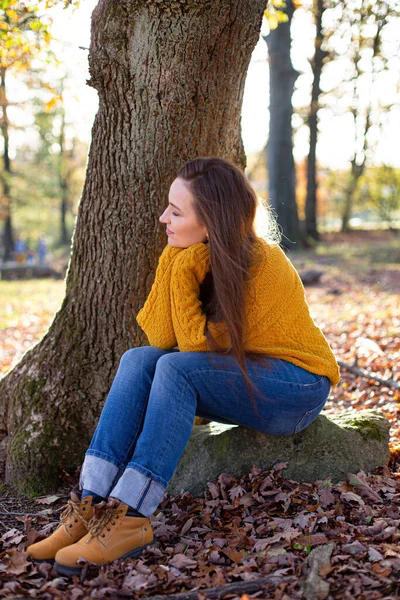 Szczęśliwa Biała Młoda Europejka Żółtym Swetrze Słonecznym Jesiennym Lesie — Zdjęcie stockowe